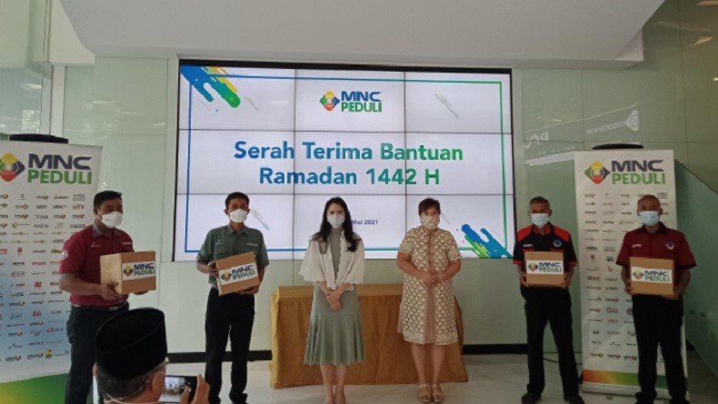 Mnc Peduli Untuk Porter KA Mishell MNC Peduli menyalurkan bantuan kepada dai di pedalaman Indonesia dan porter Stasiun Gambir, Pasar Senen serta Jatinegara secara simbolis di Lobby Gedung Fincen, Jakarta, Senin (10/5/2021). (Foto: Widya Mishella).