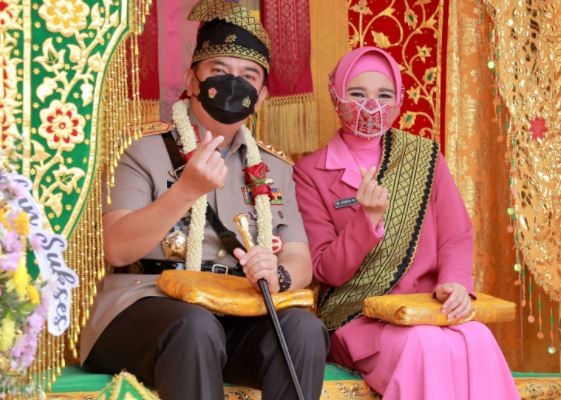Kapolda Riau M Iqbal dan istri disambut upacara adat melayu. (Foto: Humas Polda Riau)