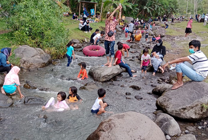 Sejumlah wisatawan menikmati objek wisata Ledok Sambi yang ada di Sleman. (Foto: iNews.id/Kuntadi)