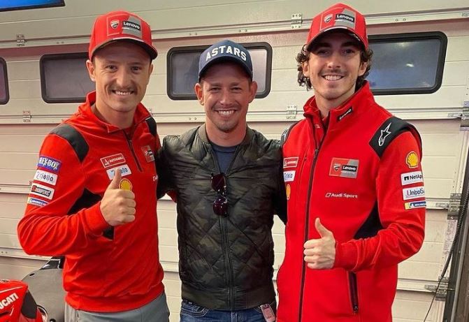 Legenda MotoGP, Casey Stoner (tengah) berfoto dengan pembalap Ducati Lenovo, Jack Miller dan Francesco Bagnaia. (Foto: Instagram/@official_cs27)