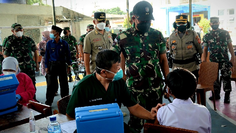 Pangdam III Siliwangi Mayjen TNI Agus Subiyanto berbincang dengan anak SD yang divaksin Covid-19. (Foto: Pendam Siliwangi)