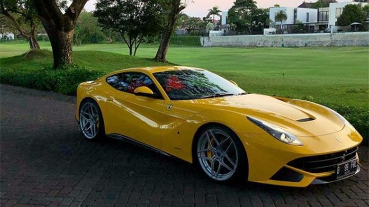 Ferrari f12 Berlinetta желтая