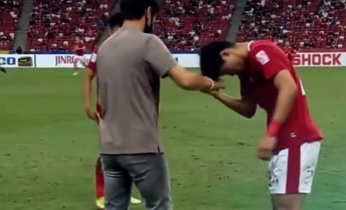 Momen Alfeandra Dewangga cium tangan Shin Tae-yong di laga Timnas Indonesia vs Singapura. (Foto: YouTube/Soccernesia)