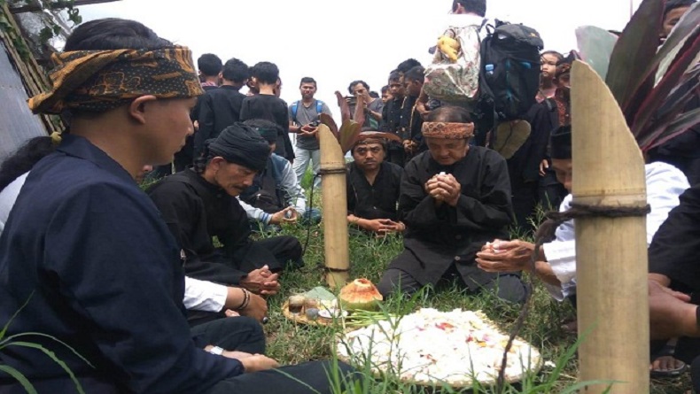 Warga Kampung Adat Cireundeu, Leuwigajah, Kota Cimahi menggelar ritual. Mereka sebagian besar masih menganut Sunda Wiwitan. (Foto: ADI HARYANTO)