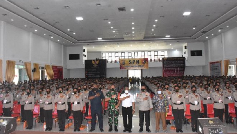 Pangdam XVIII Kasuari Mayjen TNI I Nyoman Cantiasa bersama 1.500 Bintara Afirmasi Otsus Polda Papua Barat TA 2021. (Foto: Pendam XVIII)