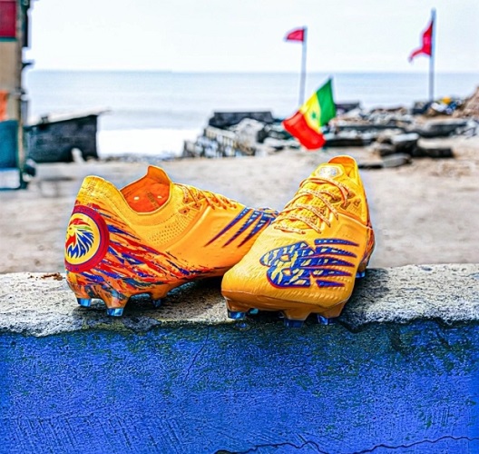 Sepatu khusus Sadio Mane dari New Balance (foto: Thesun).