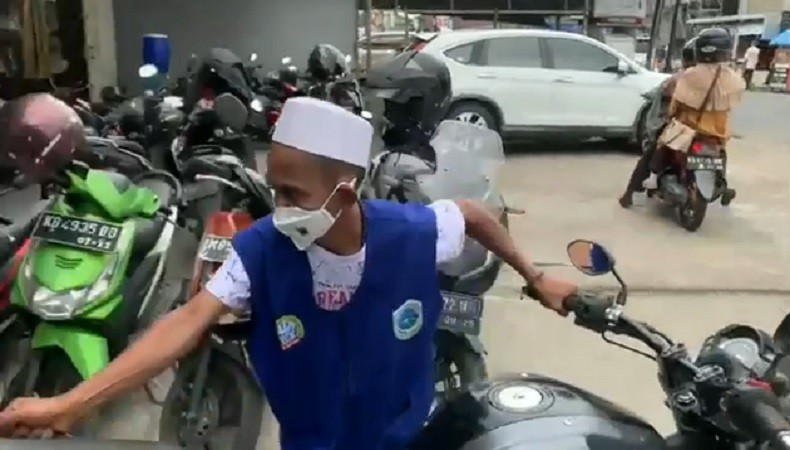 Ismail, juru parkir viral di Kota Pontianak karena kejujurannya. (Foto: iNews/Uun Yuniar)