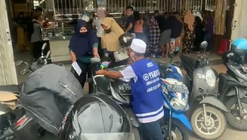 Juru Parkir Jujur2 Ismail di depan toko emas tempatnya bekerja. (Foto: iNews/Uun Yuniar)