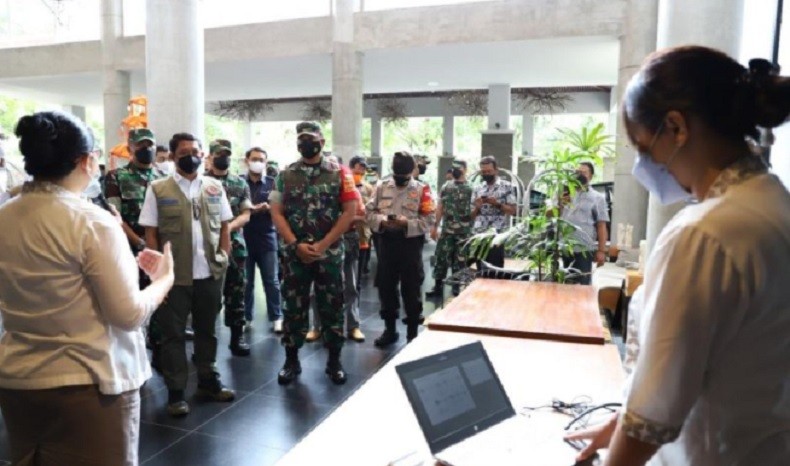 Kepala BNPB Letjen Suharyanto meninjau dua hotel lokasi karantina pelaku perjalanan luar negeri (PPLN) di Bali. (Foto: Humas BNPB)