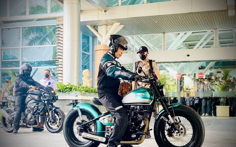 Presiden Jokowi mengendarai sepeda motor custom menuju Sirkuit Mandalika (Foot: Biro Pers Sekretariat Presiden)