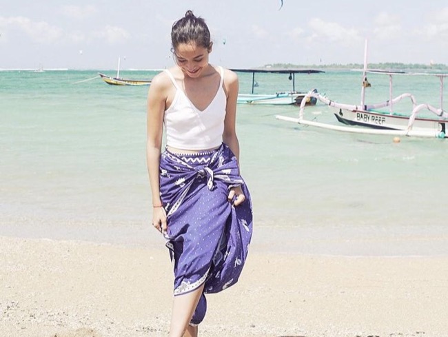 Potret cantik Putri Marino di pantai, dengannya kain biru.