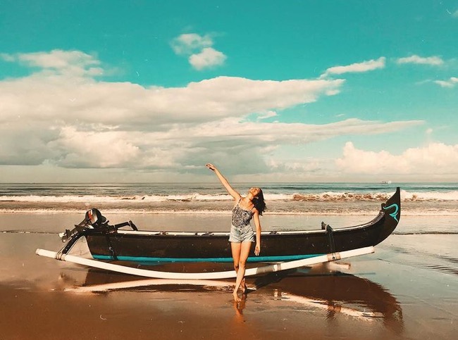 Potret cantik Putri Marino di sebuah pantai.