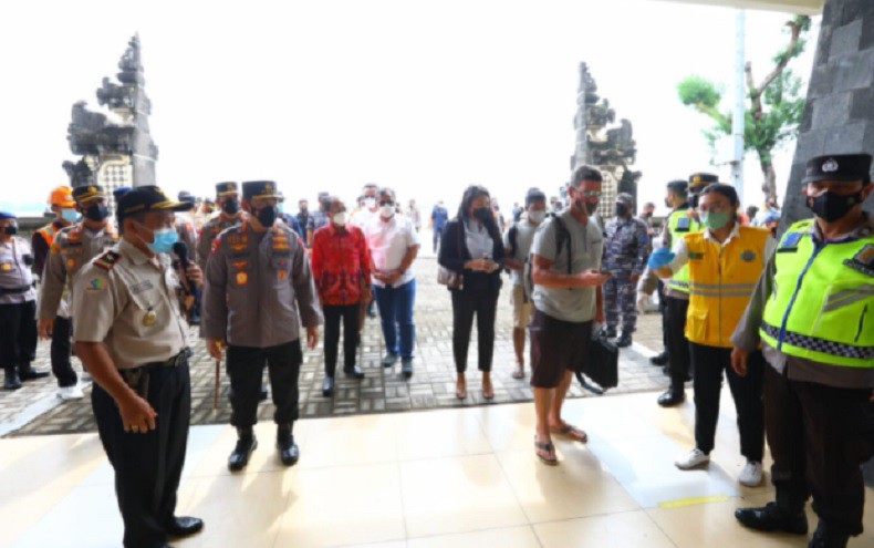 Kapolri Jenderal Listyo Sigit Prabowo meninjau Pelabuhan Benoa Bali, Sabtu (15/1/2022). (Foto Ist)
