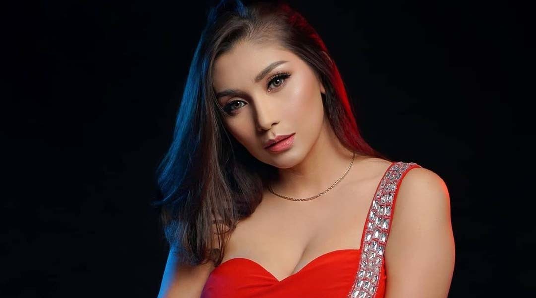 Artis Cantik Suka Pelihara Ular. (Foto: istimewa)