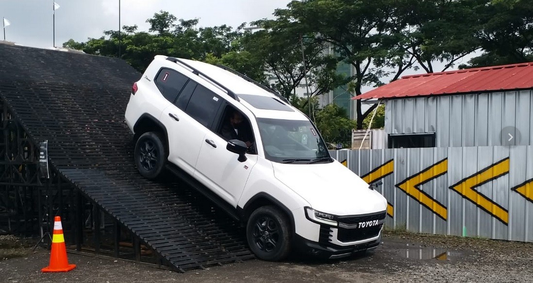 Land Cruiser GR Sport 2