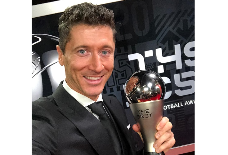 Robert Lewandowski meraih penghargaan pemain terbaik di ajang FIFA The Best 2021. Lewandowski mengalahkan Lionel Messi dan Mohamed Salah. (foto: Twitter/ESPNFC).