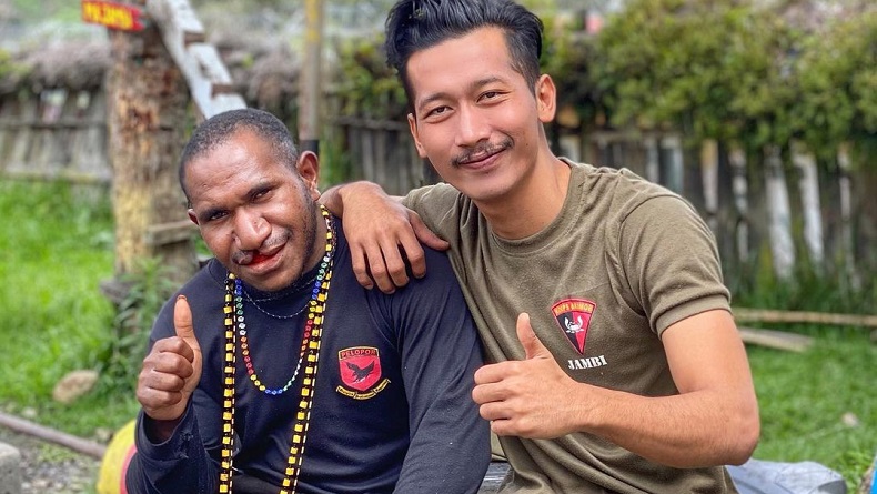 Bripda Eko Putra dan Joshua Prajurit Brimob Bripda Eko Putra dan sahabatnya Joshua, pemuda Puncak Jaya Papua. (Instagram Eko Putra)
