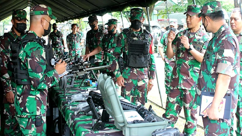 Kasdam III/Siliwangi Brigjen TNI Darmono Susastro mengecek persenjataan prajurit Yonif Raider 301/PKS yang akan melaksanakan tugas ke Papua. (Foto: Pendam Siliwangi)
