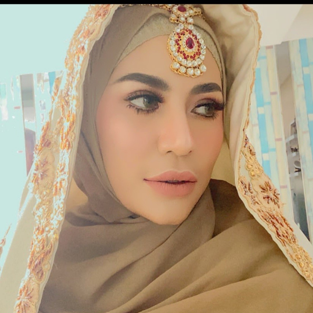Artis Cantik Bertato Memutuskan Pakai Hijab. (Foto: Instagram)