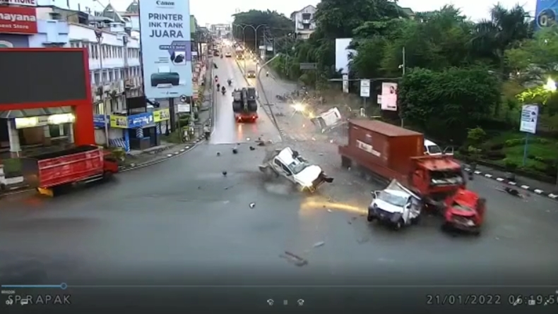 Kecelakaan maut di Balikpapan, Kaltim. Truk kontainer hajar mobil dan motor saat berhenti di lampu merah (Istimewa)