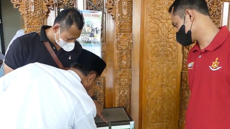 Polisi melakukan olah TKP pencurian kotak amal di Masjid Demak, Jateng. Pelaku mengenakan mukena seperti pocong (Sukmawijaya/MNC Portal)