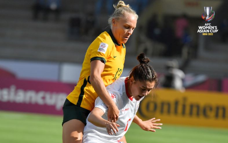 Pemain Australia, Tameka Yallop (13) berusaha merebut bola dari pilar Filipina, Carleigh Frilles dalam laga kedua Grup B Piala Asia Wanita 2022, Senin (24/1/2022). (Foto: Twitter/@afcasiancup)