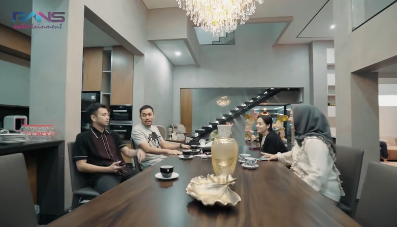 Deretan rumah mewah milik Crazy Rich di Indonesia. (Foto: YouTube)