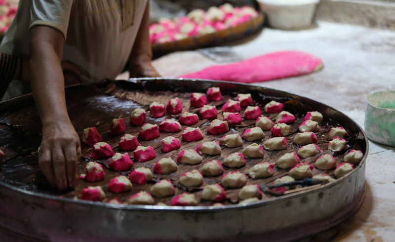 Mengintip Produksi Kue Moho, Makanan Khas Imlek selain Kue Keranjang