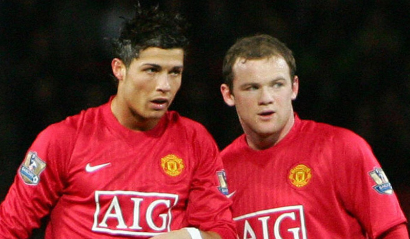 Insiden ribut Cristiano Ronaldo dan Wayne Rooney di Piala Dunia 2006 sempat ramai dibahas. Tapi siapa sangka di Man United keduanya sangat so sweet. (Foto: Caught Offside)