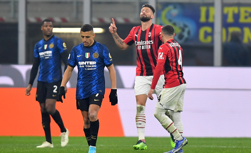 AC Milan menang 2-1 atas Inter Milan pada giornata ke-24 Liga Italia di Giuseppe Meazza, Minggu (6/2/2022) dini hari WIB. Giroud mencetak dua gol kemenangan. (Foto: REUTERS/Daniele Mascolo)