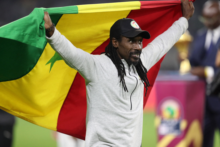 Pelatih Timnas Senegal, Aliou Cisse merayakan kesuksesan timnya menjuarai Piala Afrika 2021. (Foto: REUTERS/Mohamed Abd El Ghany)