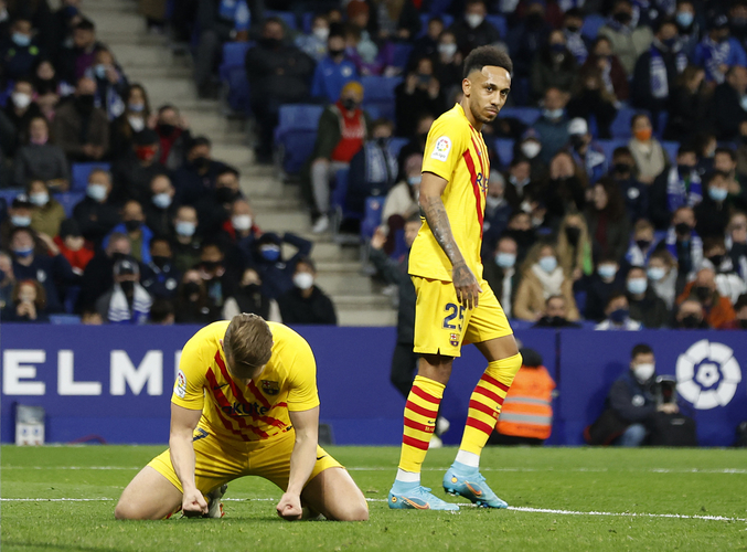 Striker Barcelona, Luuk de Jong kecewa karena gagal membobol gawang Espanyol. Tampak di belakangnya tandemnya di lini depan, Aubameyang. Laga Liga Spanyol 2021/2022 ini berlangsung di Stadion RCDE, Senin (14/2/2022). (Foto: REUTERS/Albert Gea)