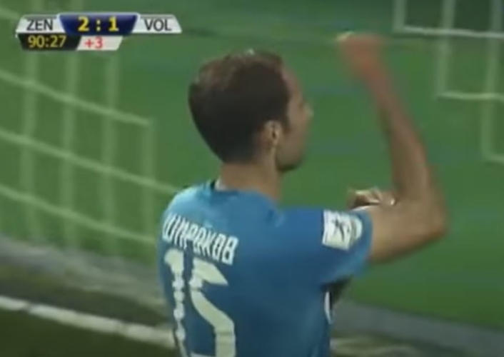 Roman Shirokov mengeluarkan gesture bras d`honneur untuk menantang fans lawan. (Foto: Youtube)