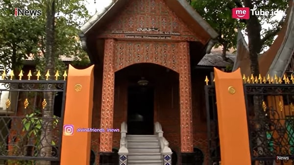 Tampak pintu masuk dari depan rumah Dorce Gamalama. (Foto: Me Tube)