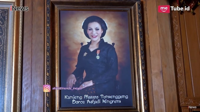 tampak foto Dorce Gamalama dengan gelar dari Keraton Solo di dalam rumah miliknya. (Foto: Me Tube)