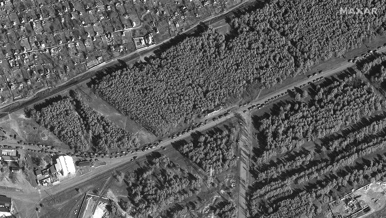 Konvoi pasukan darat Rusia dalam jumlah besar bergerak menuju ibu kota Ukraina, Kiev. (Foto: Reuters)