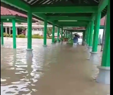 Komplek Masjid Agung Banten Lama Kota Serang terendam banjir, Selasa (1/3/2022). (Foto: MPI/Mahesa Apriandi)