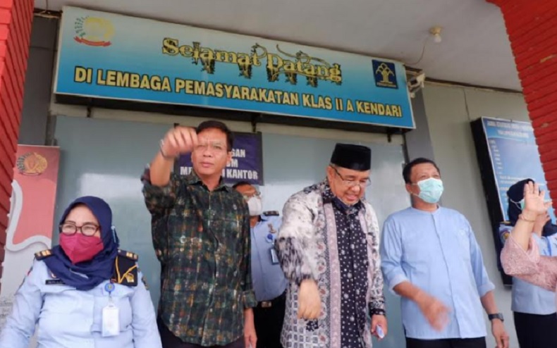 Mantan Wali Kota Kendari Asrun bebas dari Lapas Kendari, Selasa (1/3/2022). (Foto: iNews/Mukhtaruddin).