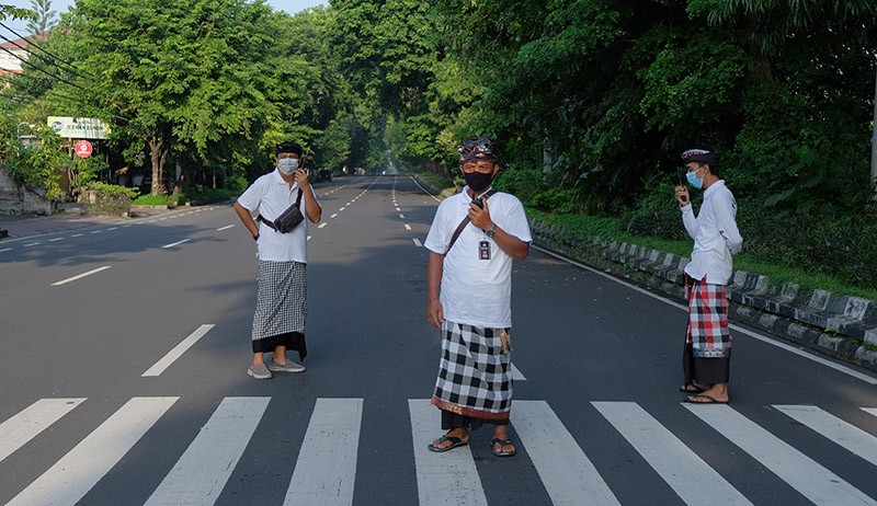 Pecalang di Bali menggunakan kain kotak hitam putih (Foto: Ketut Catur Kusumaningrat)