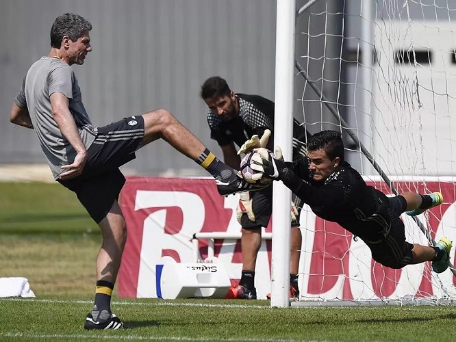 Emil berbagi tempat latihan bersama Buffon. Kemungkinan besar Emil yang saat itu berusia 19 tahun mendapat bimbingan langsung dari Buffon. (foto: Sporstars.com).