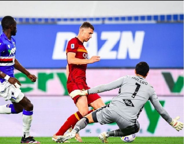 Emil melawan striker AS Roma Edin Dzeko. (foto: instagram/ emil_audero)