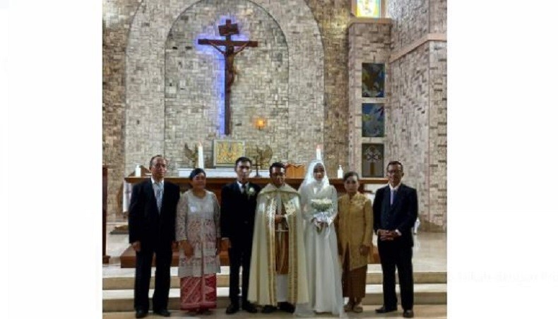 Pernikahan beda agama di Gereja Katolik, Semarang viral di media sosial. (Foto Facebook)