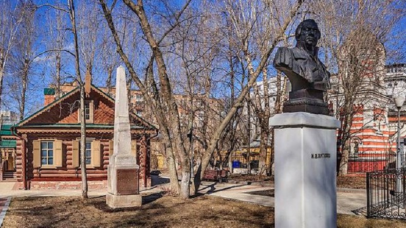 Patung Mikhail Kutuzov di Kutuzovskaya Izba untuk memperingati jasa Jenderal Rusia itu dalam Pertempuran Borodino. (Foto: tracesofwar)