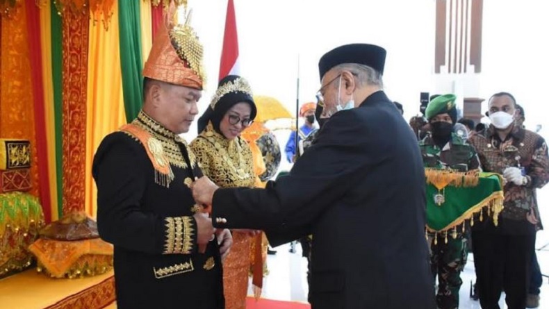 KSAD Jenderal TNI Dudung Abdurachman dan Ketua Umum Persit Kartika Chandra Kirana Rahma Dudung Abdurachman mengenakan pakaian adat Aceh saat terima gelar kehormatan adat. (Foto: ist)