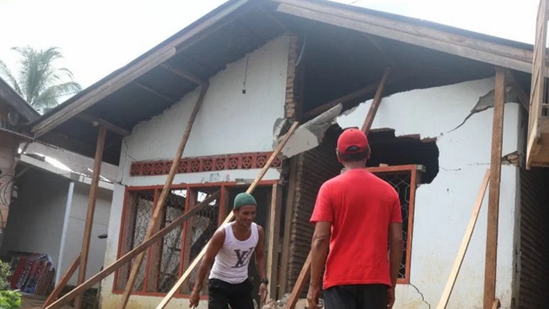 Korban gempa di Pasaman Barat merobohkan rumahnya sendiri lantaran takut tertimpa material bangunan yang ambruk (Antara)