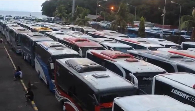 Ratusan bus mengantre di Pelabuhan Padangbai jelang MotoGP beberapa waktu lalu. (Foto: iNews/Yunda Ariesta).