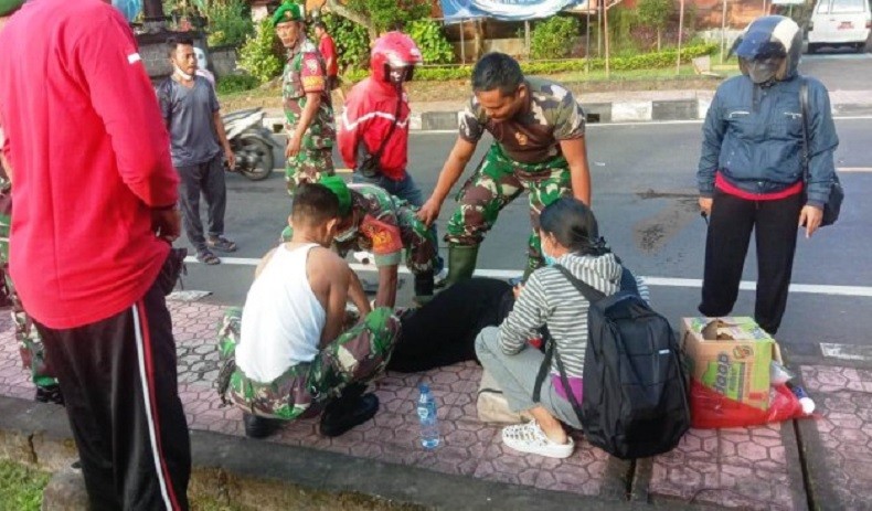 Aksi Sertu Suparto saat merobek baju seragam menolong korban. (Foto: Ist).