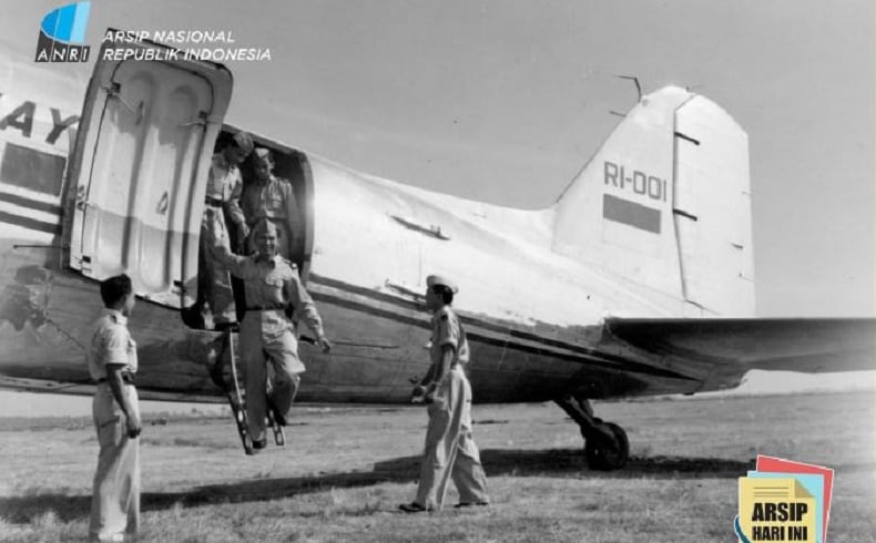 Dakota RI-001 Seulawah, pesawat angkut pertama milik Republik Indonesia yang dibeli dari patungan rakyat Aceh di masa perjuangan kemerdekaan. (Foto: Arsip Nasional RI)