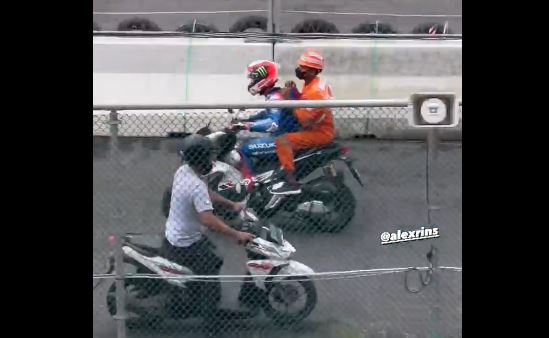 Alex Rins dibonceng marshal balapan di Sirkuit Mandalika. (Foto: Instagram/@ocvanirfana)