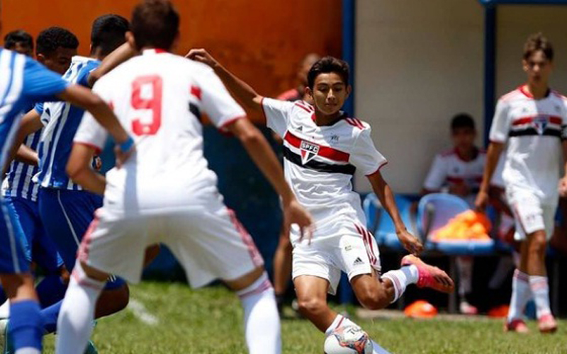 Pemain keturunan Indonesia Welberlieskott de Halim Jardim memamerkan foto bareng legenda Brasil, Rivaldo di Instagram. (Foto: Instagram/welber07official)